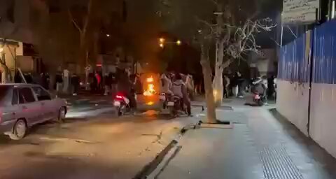 İran'ın Başkenti Tahran'da Rejim Karşıtı Gösteriler Başladı