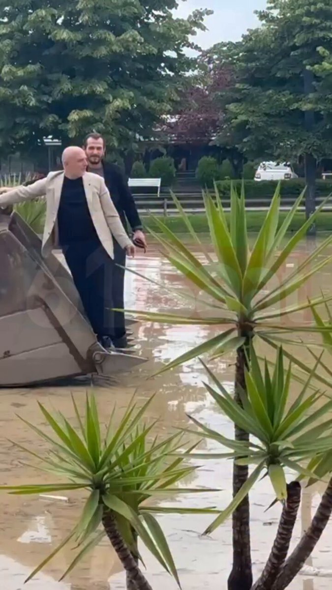 Trabzon'da Yağış Nedeniyle Kepçe ile Seyahat