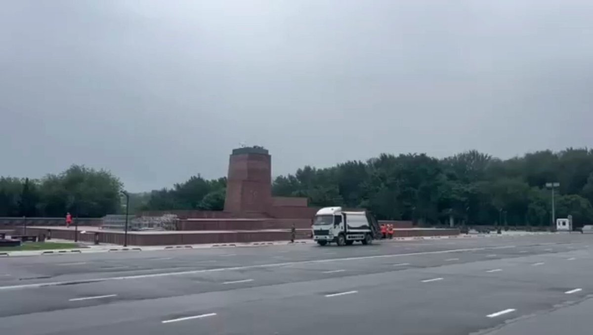 Kırgızistan'da Lenin Heykeli Söküldü, Yerine Dev Bayrak Direği Dikiliyor