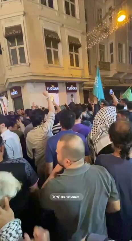 Leman Dergisi Önünde Şeriat Sloganları