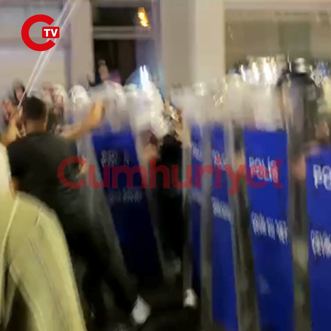 İstiklal Caddesi'nde Polisle Kalabalık Arasında Gerginlik
