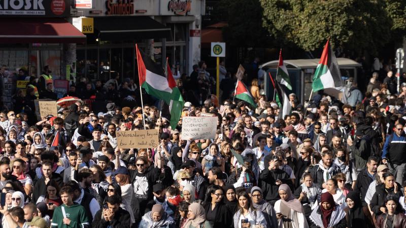 Berlin'de Filistin'e Destek İçin 100 Bini Aşkın Kişi Yürüdü!