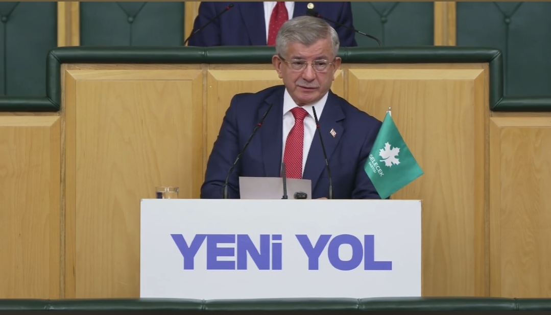 Davutoğlu'ndan İktidara ve Muhalefete Sert Mesajlar: 'Türkiye Çöküyor, Temiz Siyaset Şart'