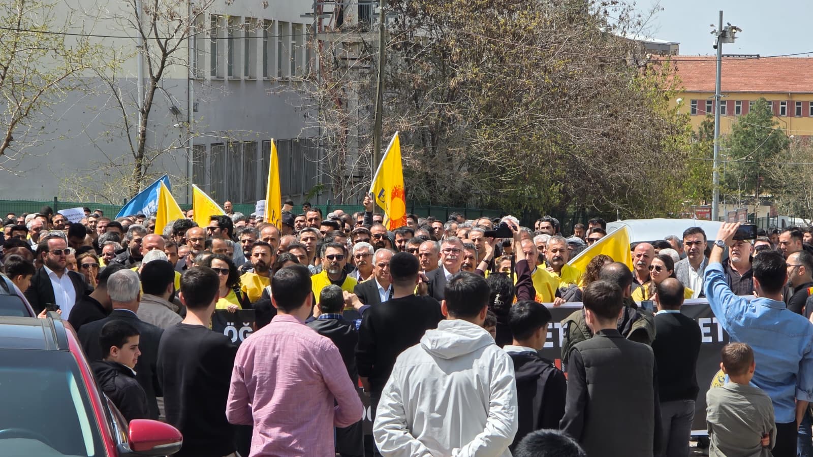 KESK ve Eğitim Sen’den MEB Önünde Çağrı: 'Okullar Güvenli Hale Getirilmeli!'