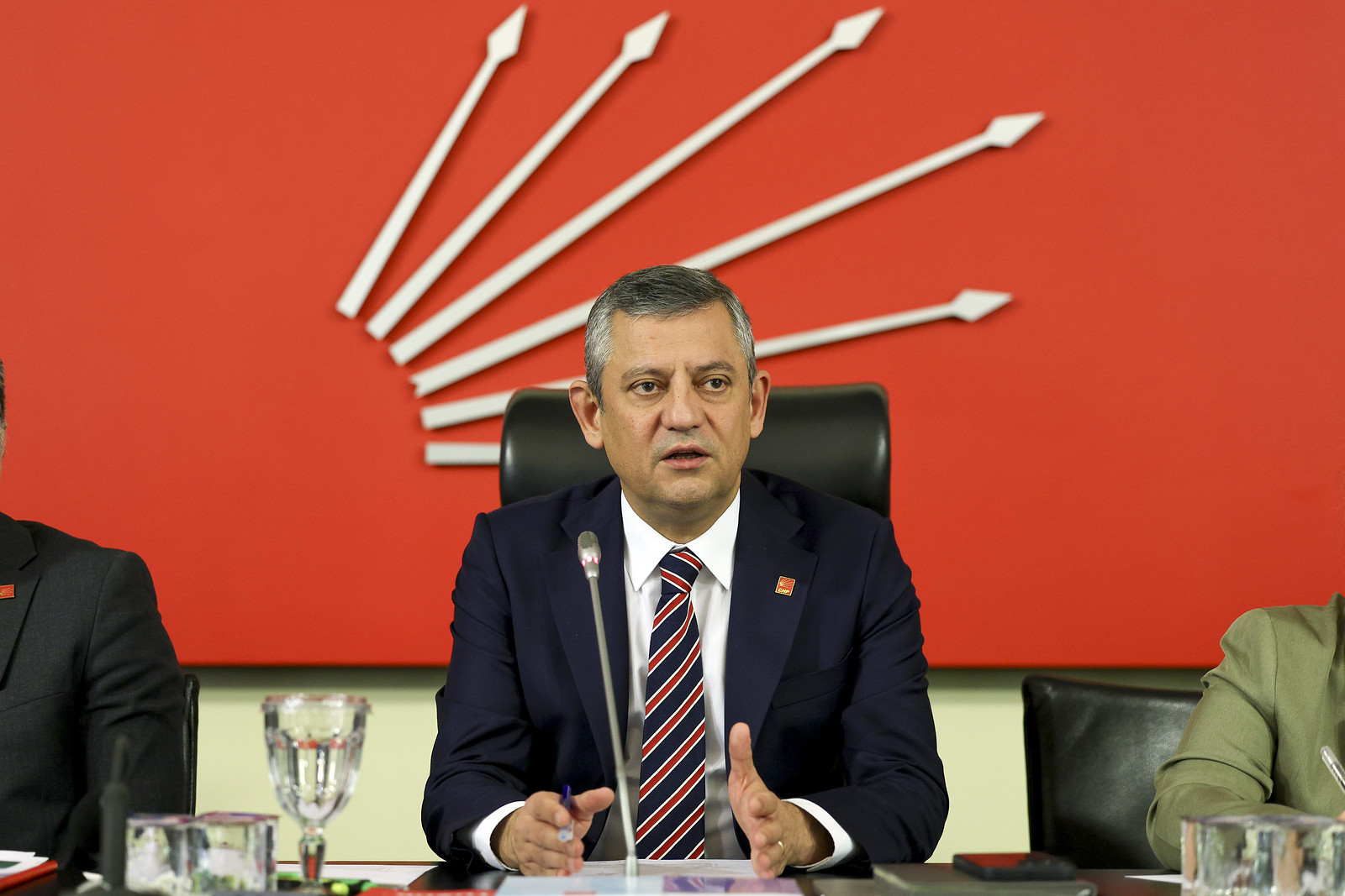 Özgür Özel’den AYM Kararı Sonrası Çağrı: 'Tayfun Kahraman Derhal Tahliye Edilmeli'