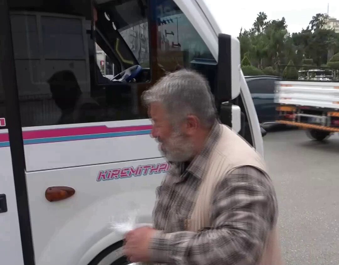 Adana'da 70 Yaşındaki Vatandaş Bozuk Para Toplayarak Geçimini Sağlıyor