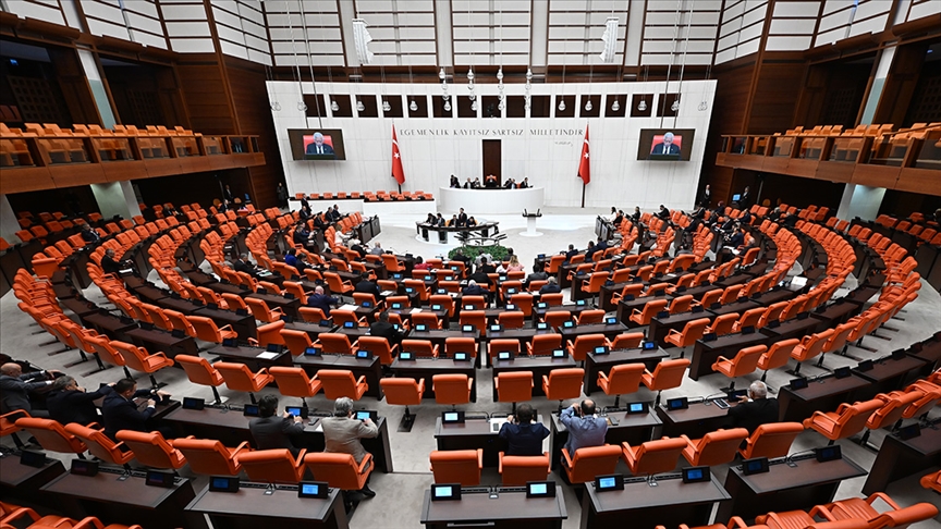 Meclis'te 'zeytinlik' kavgası: CHP'li vekiller kürsüyü işgal etti
