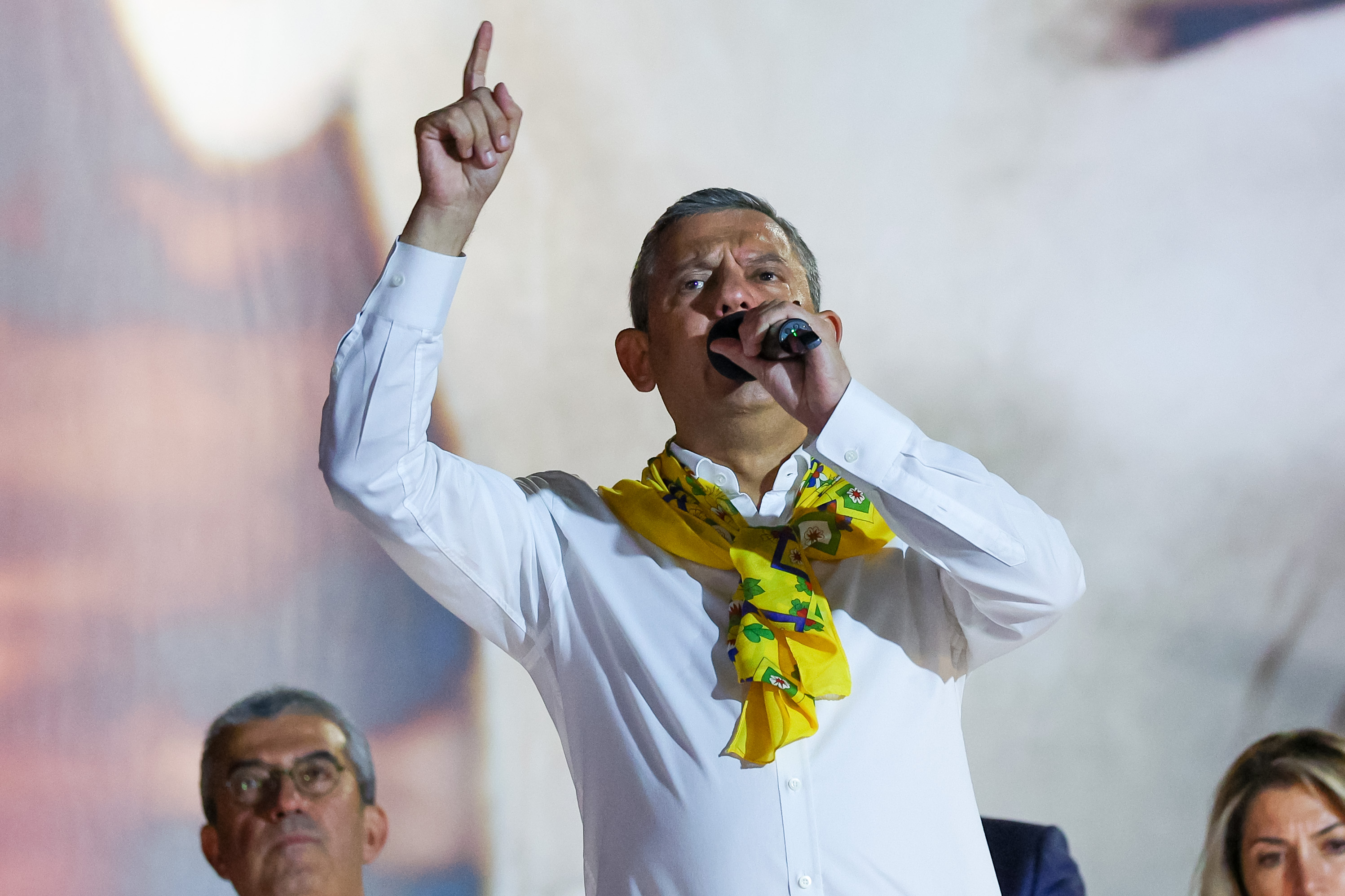 Özgür Özel : 'Erdoğan'ın, TikTokçu Hakan'ın dış politikadaki fiyaskolarından Türkiye bıkmıştır!'