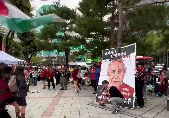 Seul'de İsrail Başbakanı Netanyahu'yu Protesto Eden Göstericiler, Postere Ayakkabı Fırlattı