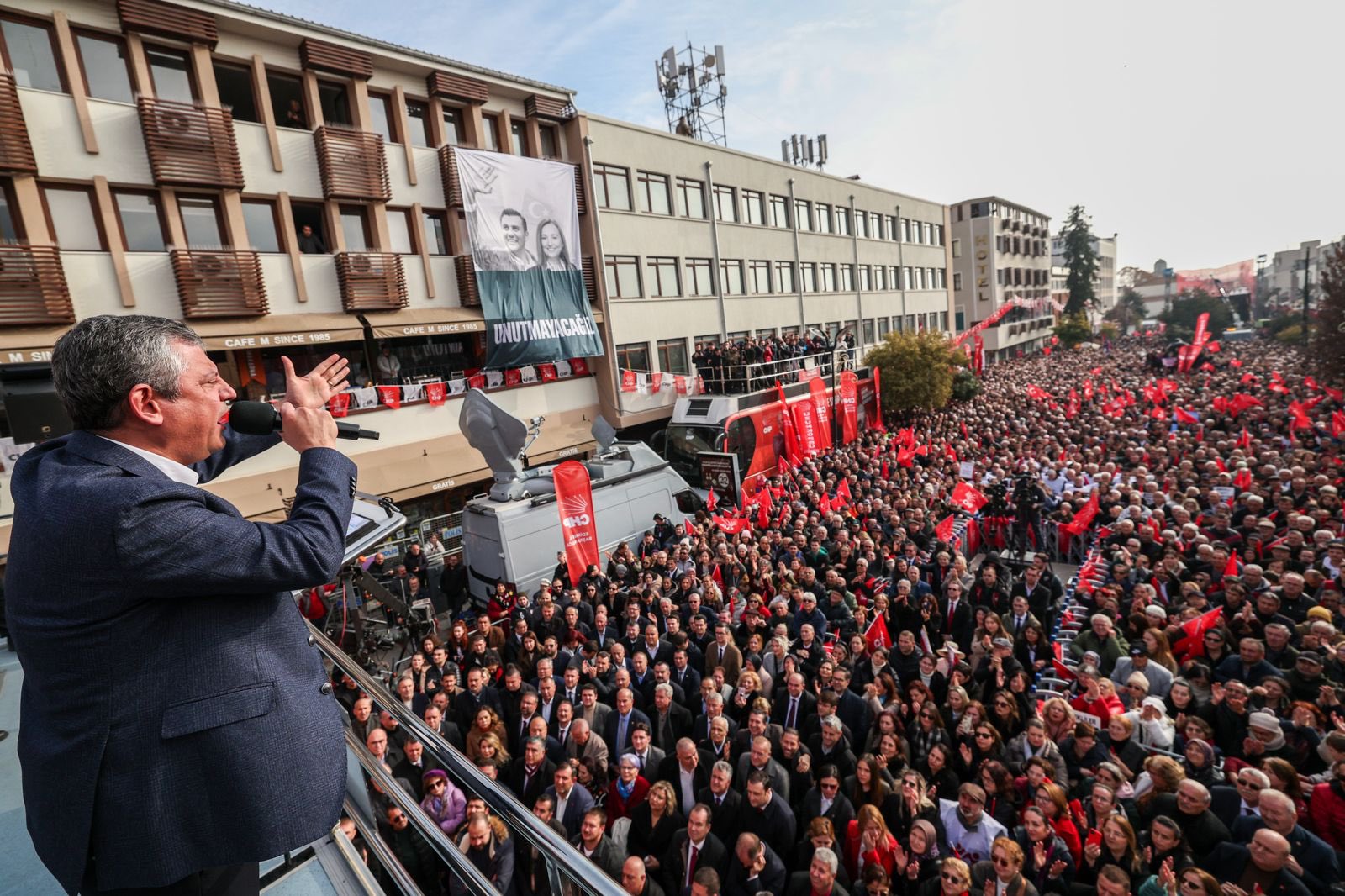 Özgür Özel: 'Salonların Partisi, Meydanların Partisini Yenemez'