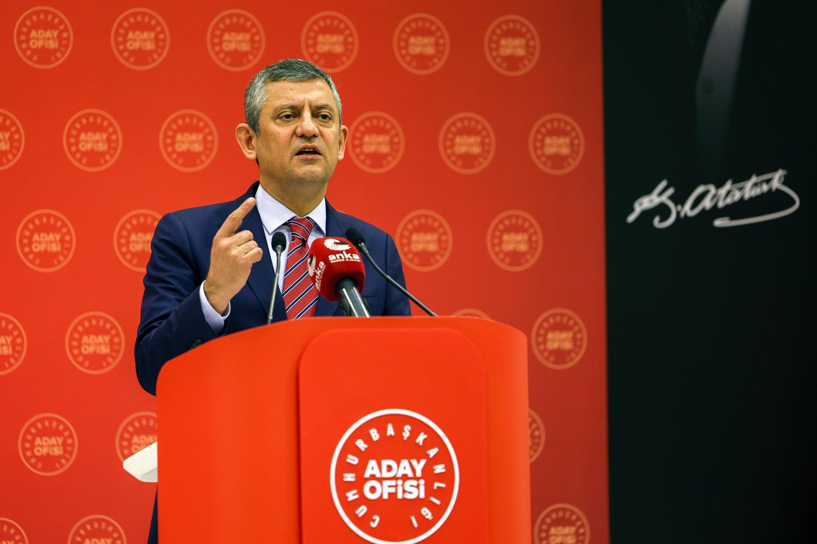 ÖZEL'DEN SERT ÇIKIŞ: 'ERDOĞAN'IN TRUMP İLİŞKİSİ ŞAHSİ, TÜRKİYE İÇİN DEĞİL'