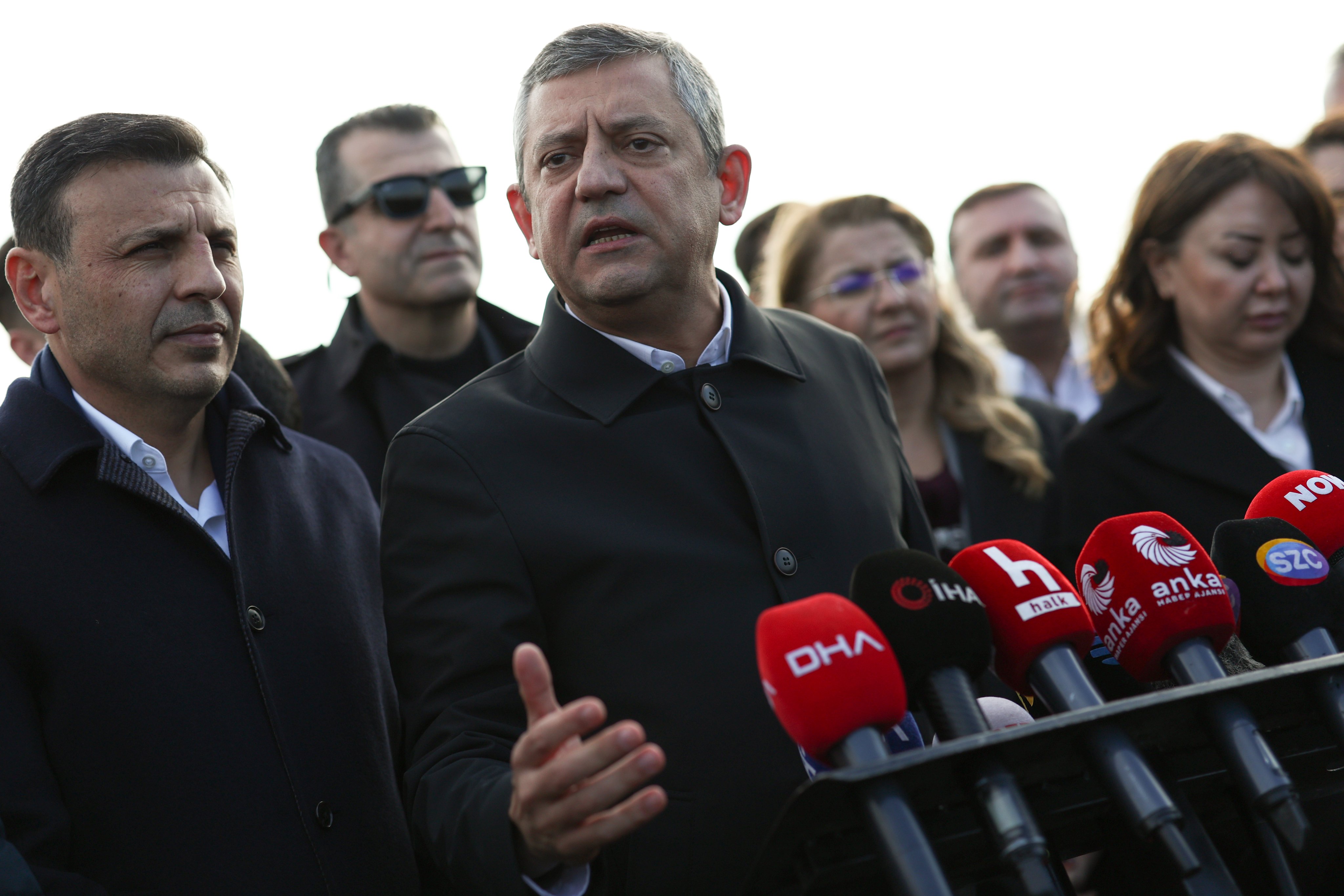Özgür Özel'den İmamoğlu'nun Diploma Davası Sonrası Sert Çıkış: 'Bu Delilikle Meşgulüz'