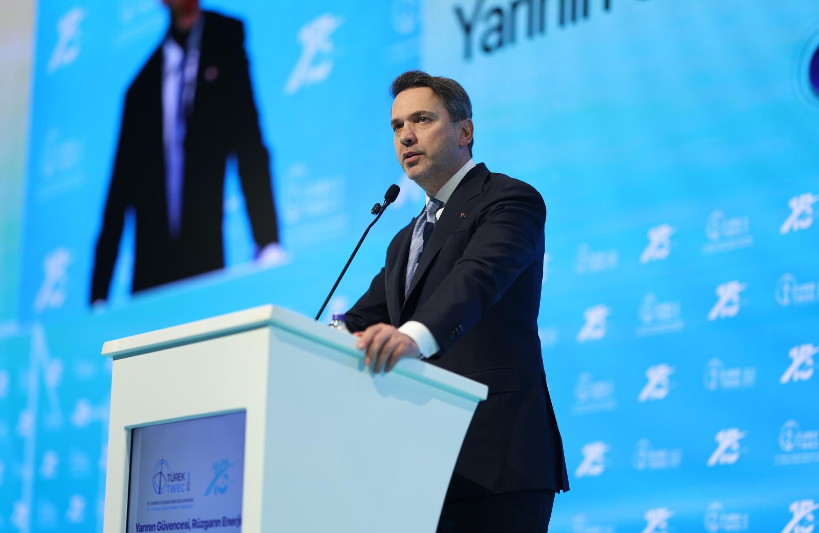 Bakan Bayraktar Duyurdu: Türkiye İlk Deniz Üstü Rüzgar YEKA İhalesine Hazırlanıyor