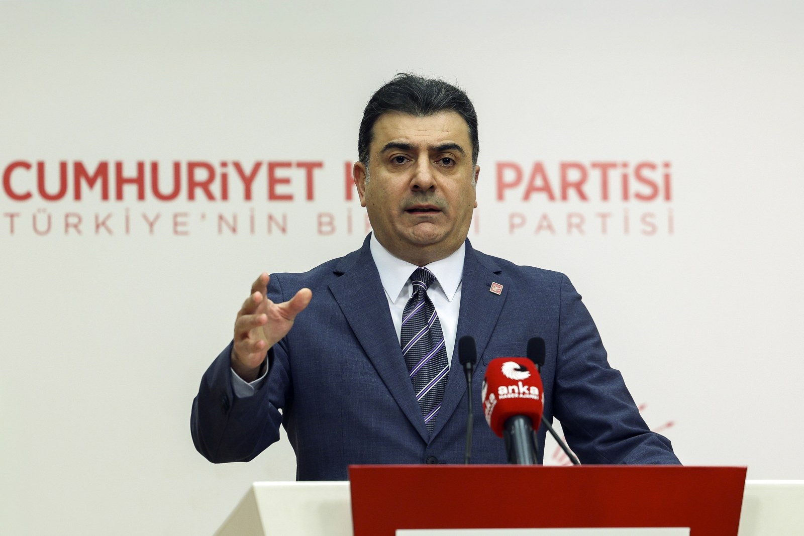 Zeynel Emre’den Bakan Tekin’e Sert Tepki: 'Bu Ağzı Bozuk Kişiyi Okullardan Uzak Tutun'