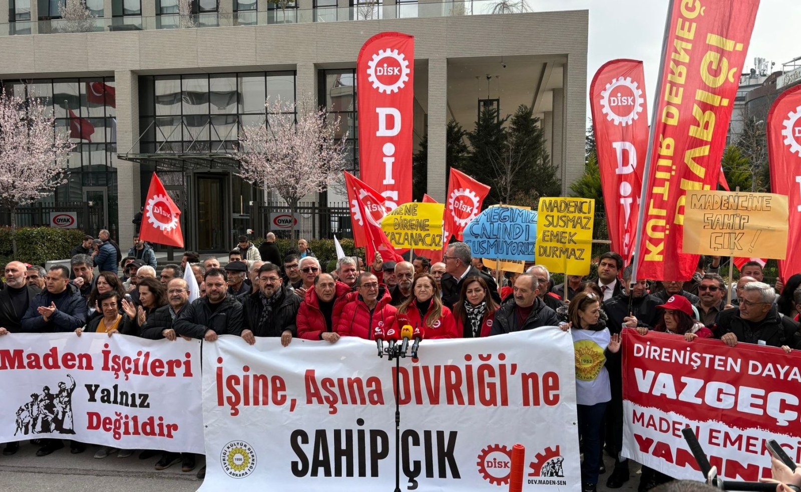 Divriği Madencilerinden OYAK Önünde Eylem: 'Tüm İşçiler Derhal İşine İade Edilmeli'