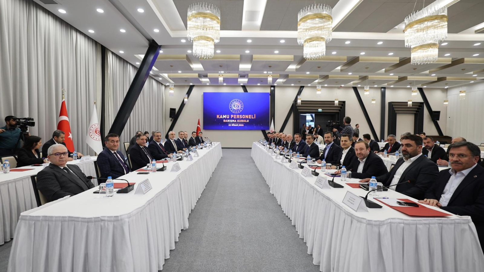 Memur Maaşları ve Sosyal Haklar İçin Kritik Zirve: Bakan Işıkhan Detayları Açıkladı