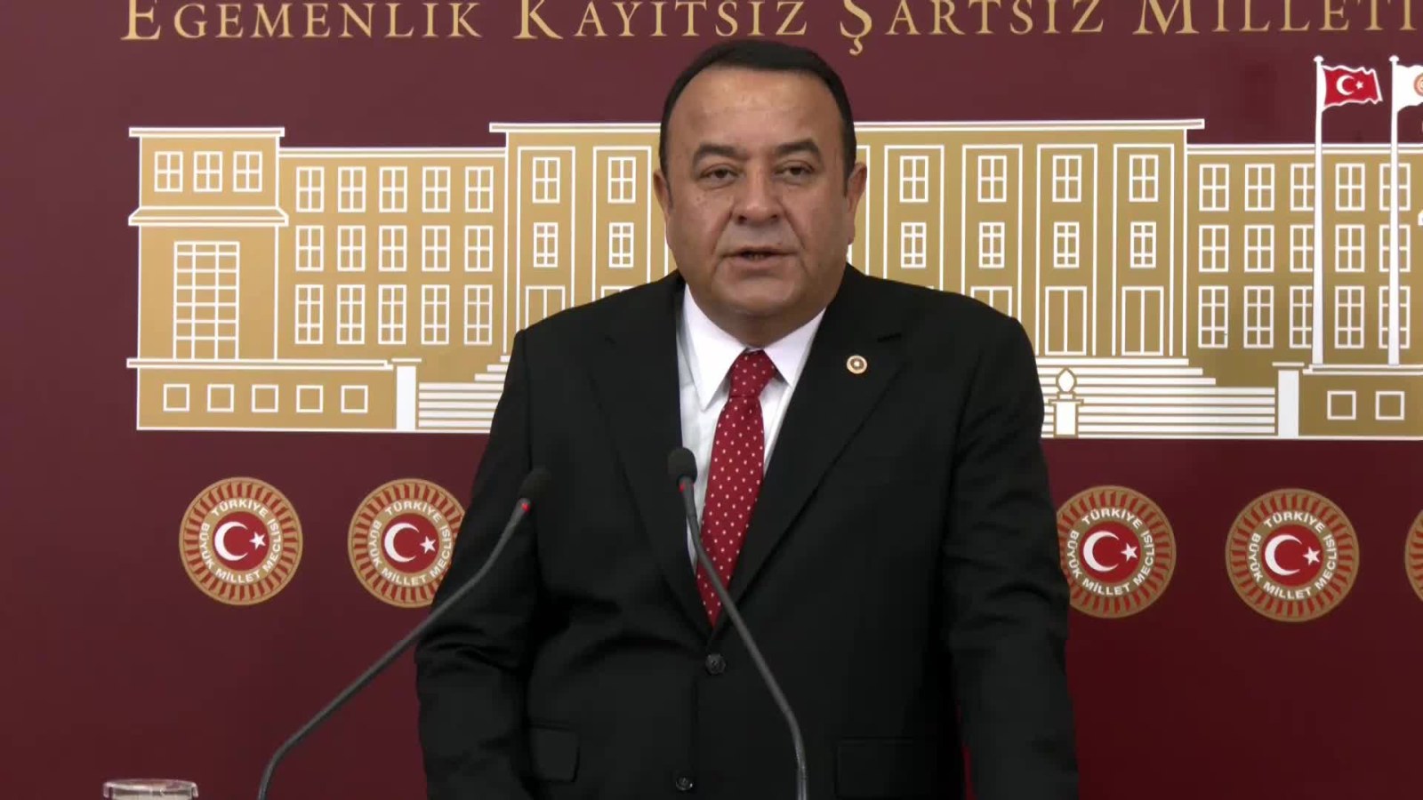 Adnan Beker’den Oğlu Hakkındaki Operasyon Sonrası İlk Açıklama: 'Firari Değil, Derhal Emniyete Gidecek