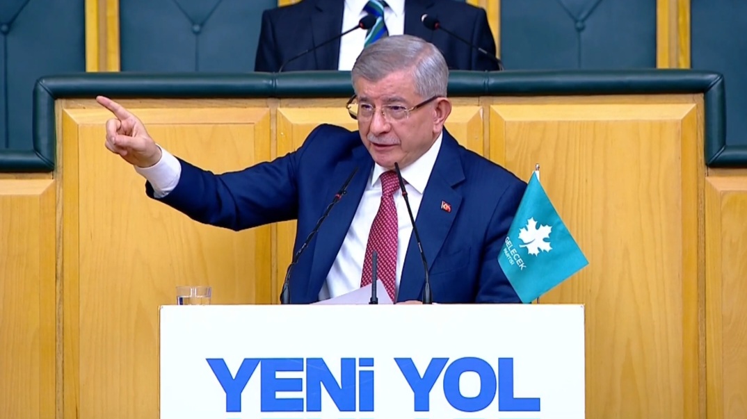 Davutoğlu’ndan Erdoğan’a Sert Çağrı: 'Tom Barrack’a Önce Cehaletini, Sonra Washington Yolunu Gösterin'