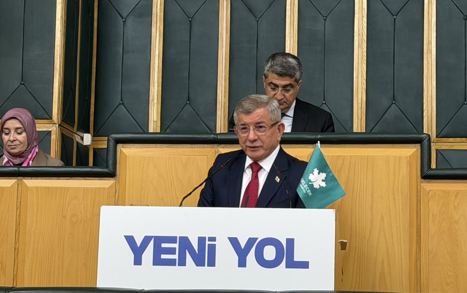 Davutoğlu: 'Yargı Siyasete Müdahale Edemez, Ama Yolsuzlukların Üzerine Gidilmeli'