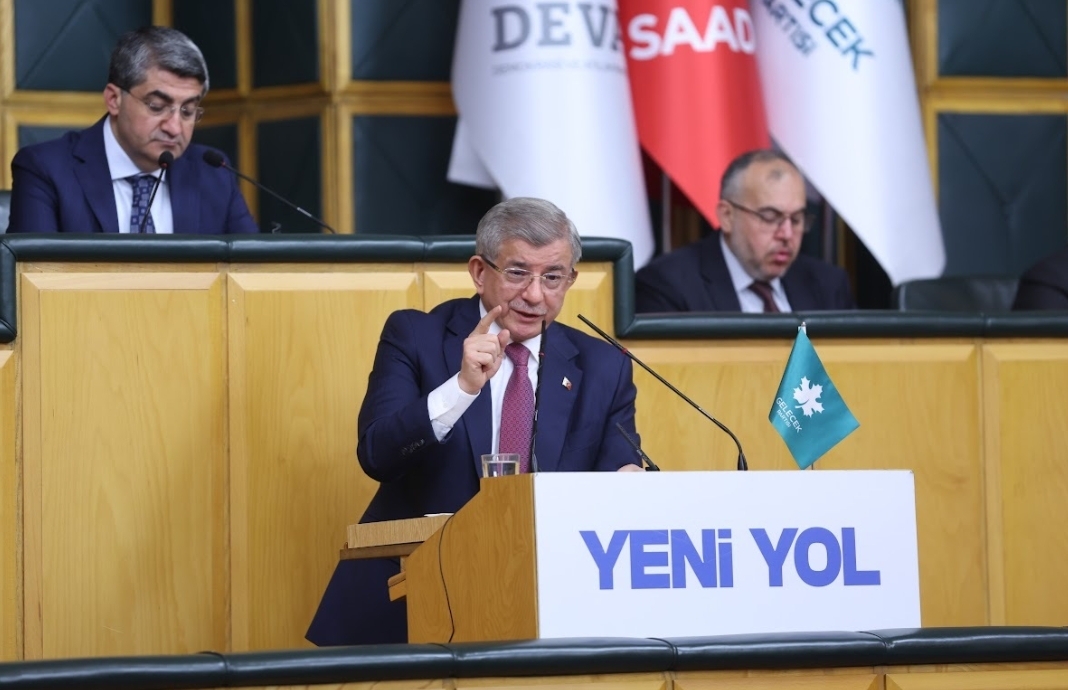 Siyaset Alevlendi! Davutoğlu’ndan ‘Üçlü Çete’ Çıkışı