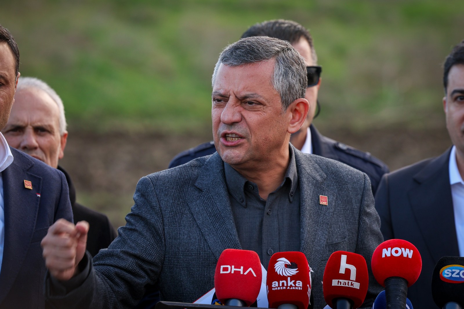 Özel'den Erdoğan'a Sert Çıkış: 'Ekrem Başkan Kaçsa Kurtulursun, Yoksa İndirecek Seni O Koltuktan!'