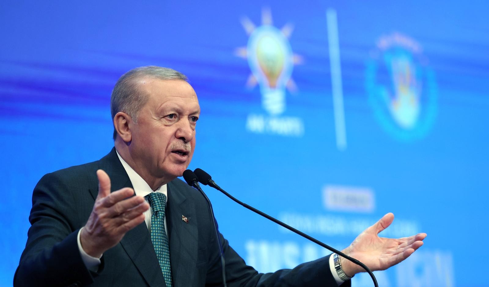 Erdoğan'dan Özgür Özel'e Sert Tepki: 'Suç Örgütüne Posta Güvercinliği Yapmayı Marifet Zannediyor'