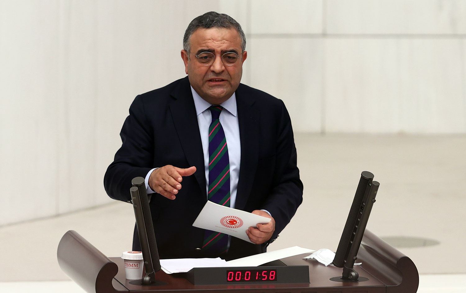 Leyla Zana'ya Yönelik Tezahüratlara, Sezgin Tanrıkulu'dan Tepki : 'Leyla Zana, Halkımızın Onurudur.'