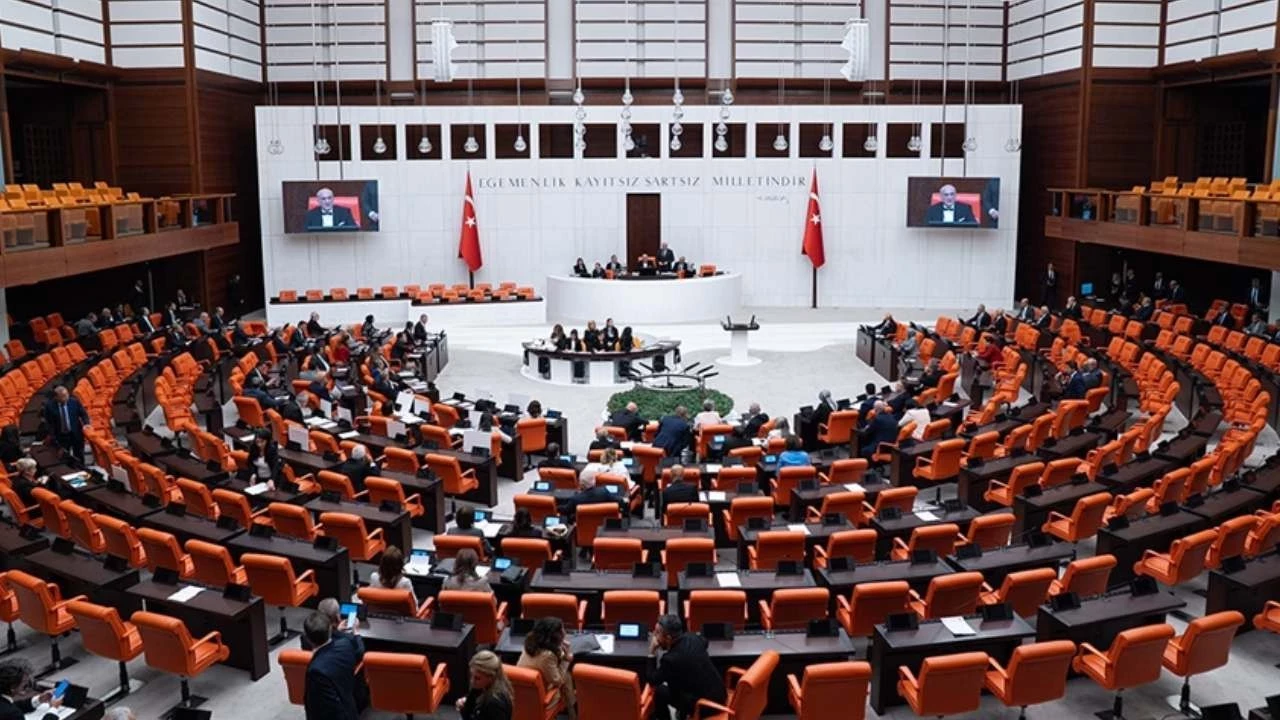 Meclis'te Bütçe Onaylandı, Sözler Siyaseti Gerdi: Genel Kurul'da Arbede Yaşandı