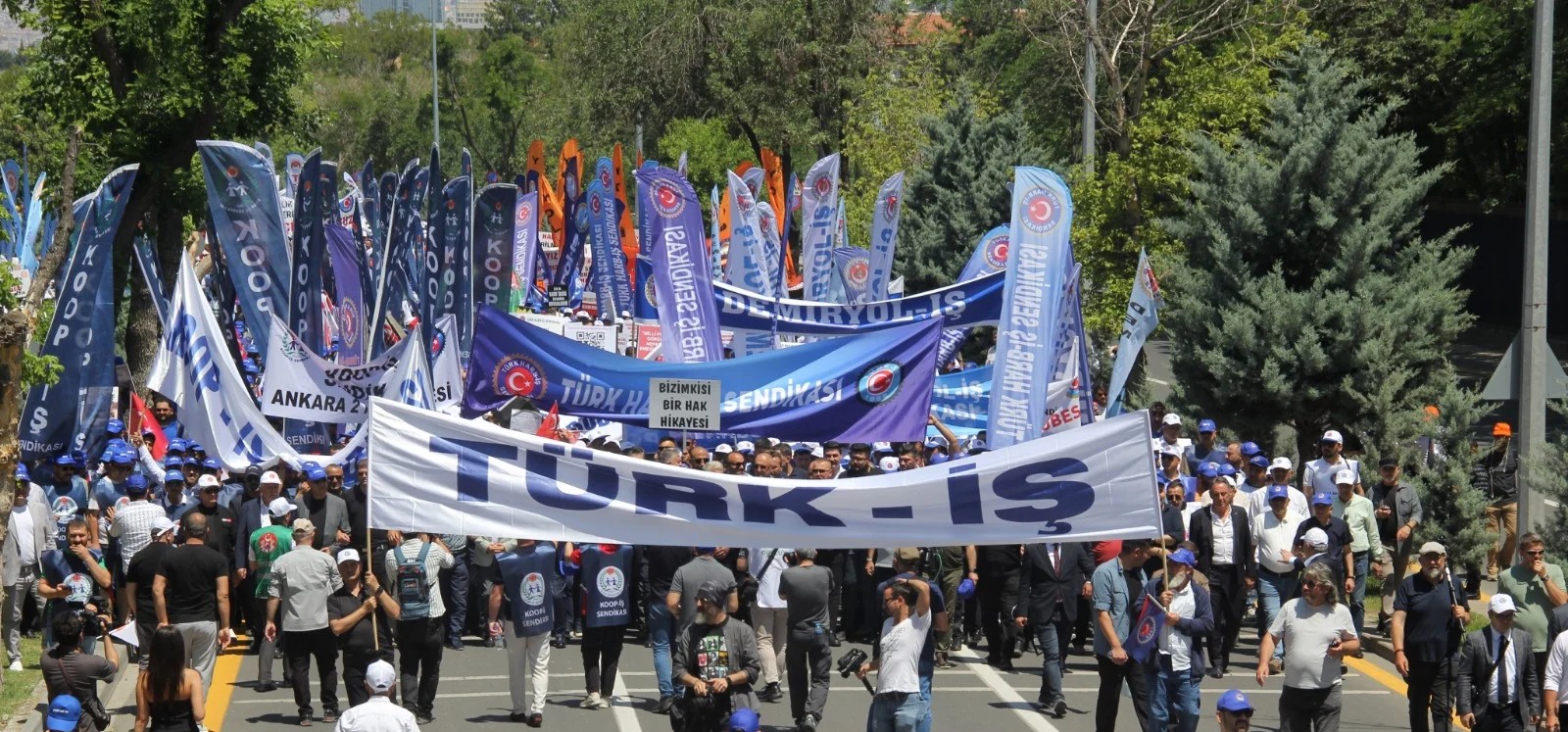 TÜRK-İŞ'ten Sert Uyarı: 'İnsanca Yaşam Hakkı İhlal Ediliyor!'