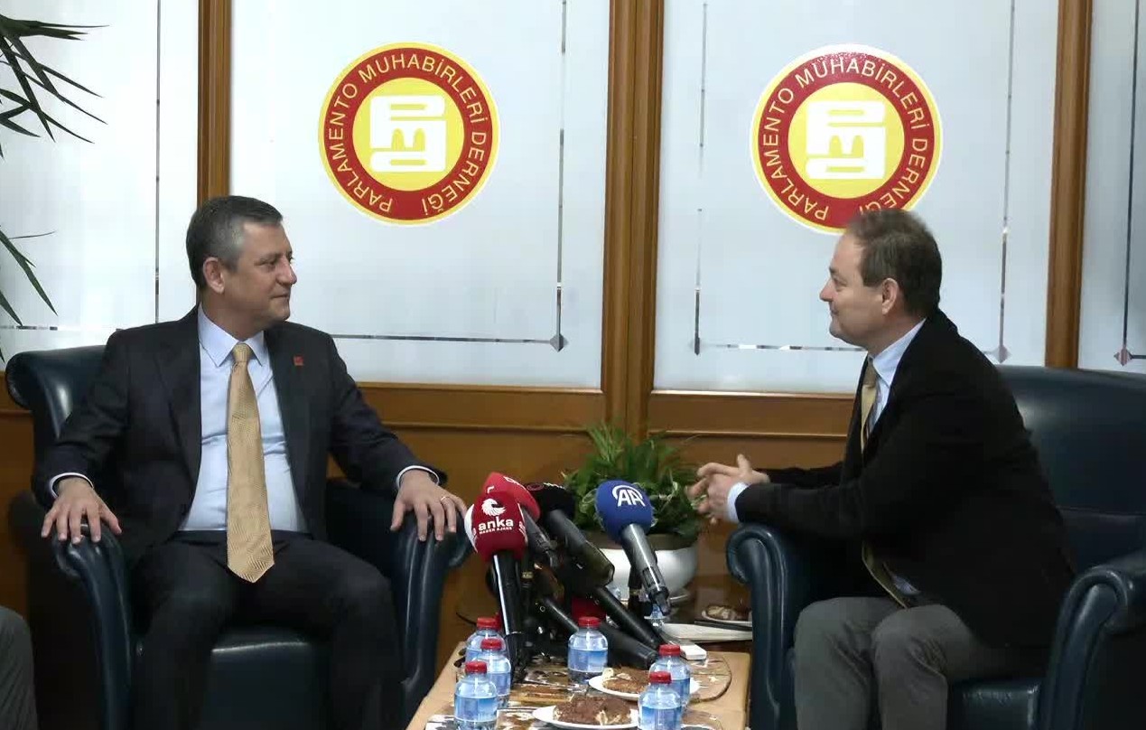 Özel'den Sert Çıkış, Emekli Öfkesi, Basın Özgürlüğü ve 'Bataklık' Eleştirisi: 'Emekliler AK Parti'ye Selam Bile Vermez'