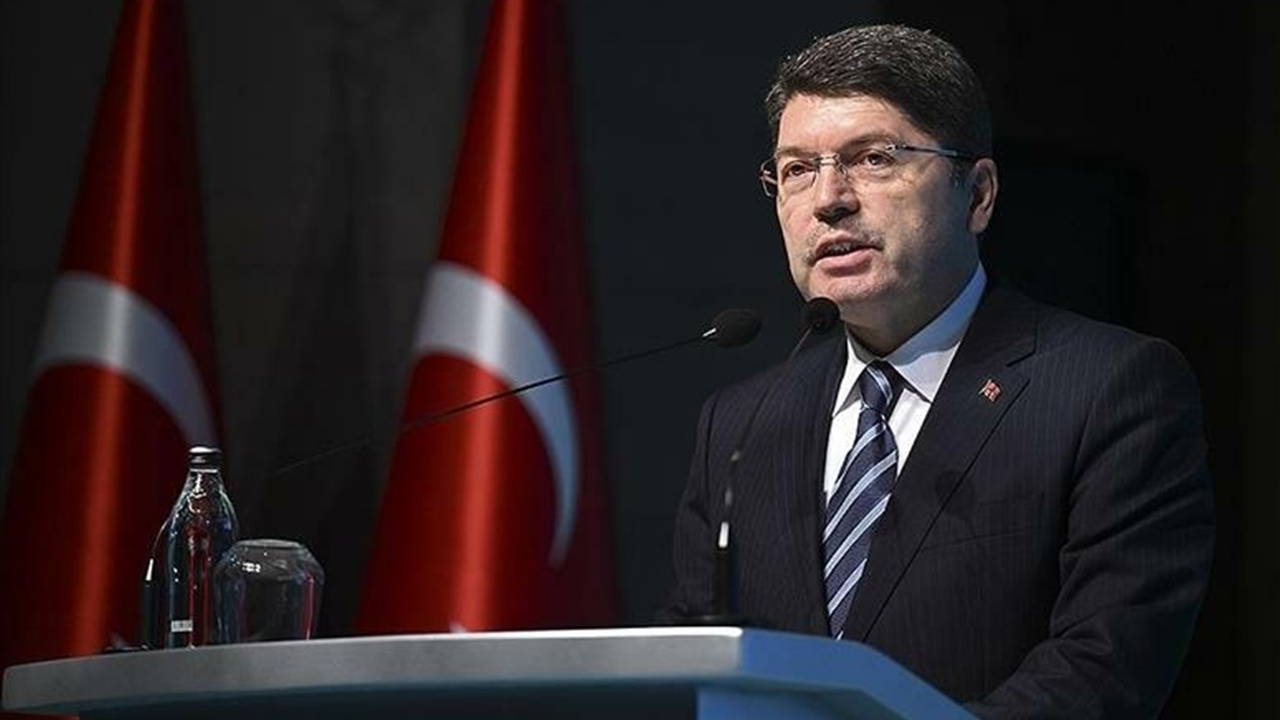 Bakan Tunç 'Türk Bayrağı' Provokasyonuna Soruşturma Başlatıldığını Duyurdu.