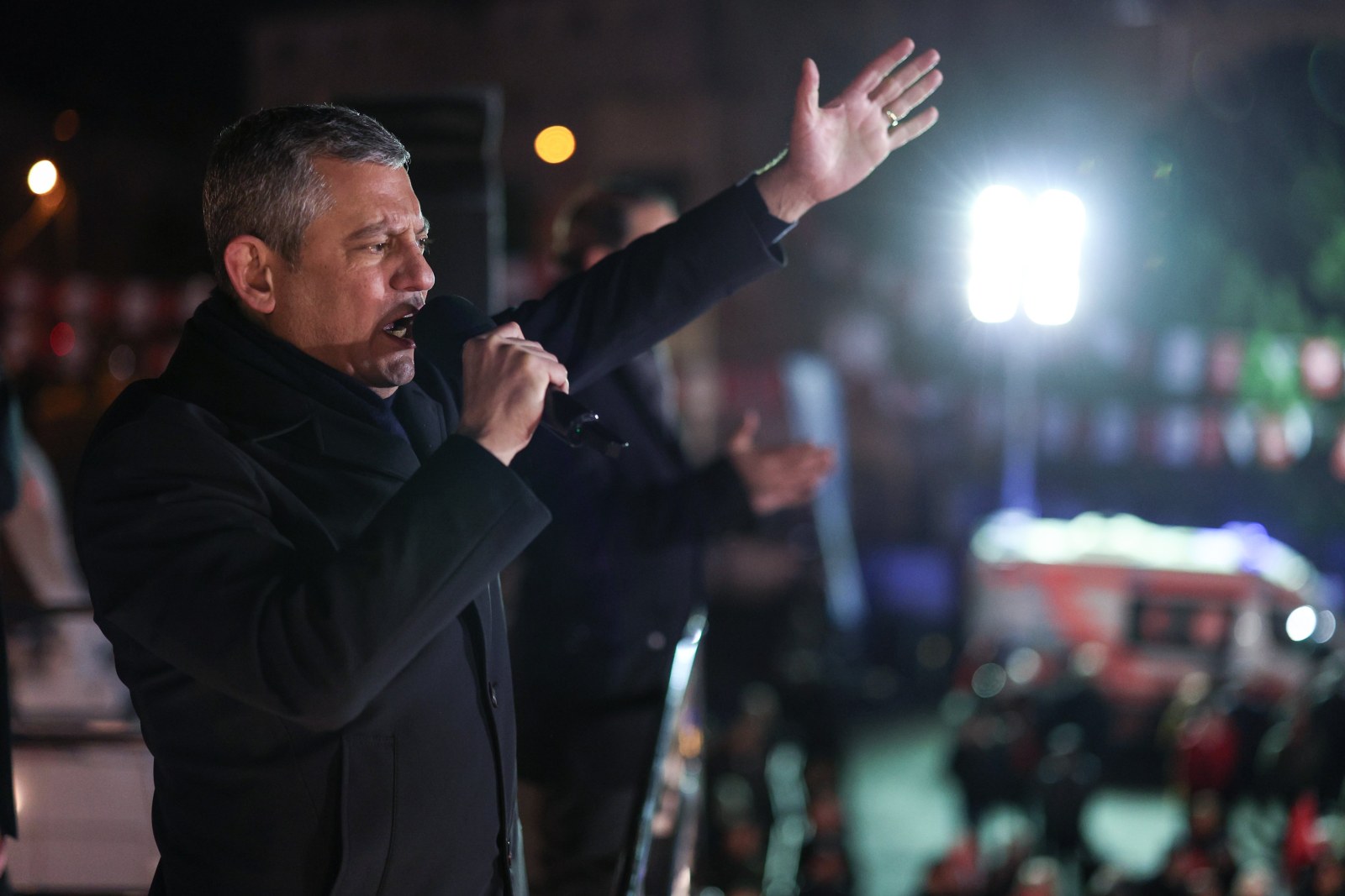Özel'den 'Uçak' Yalanına Sert Tepki: 'Haysiyet Cellatlığı Yapıldı'