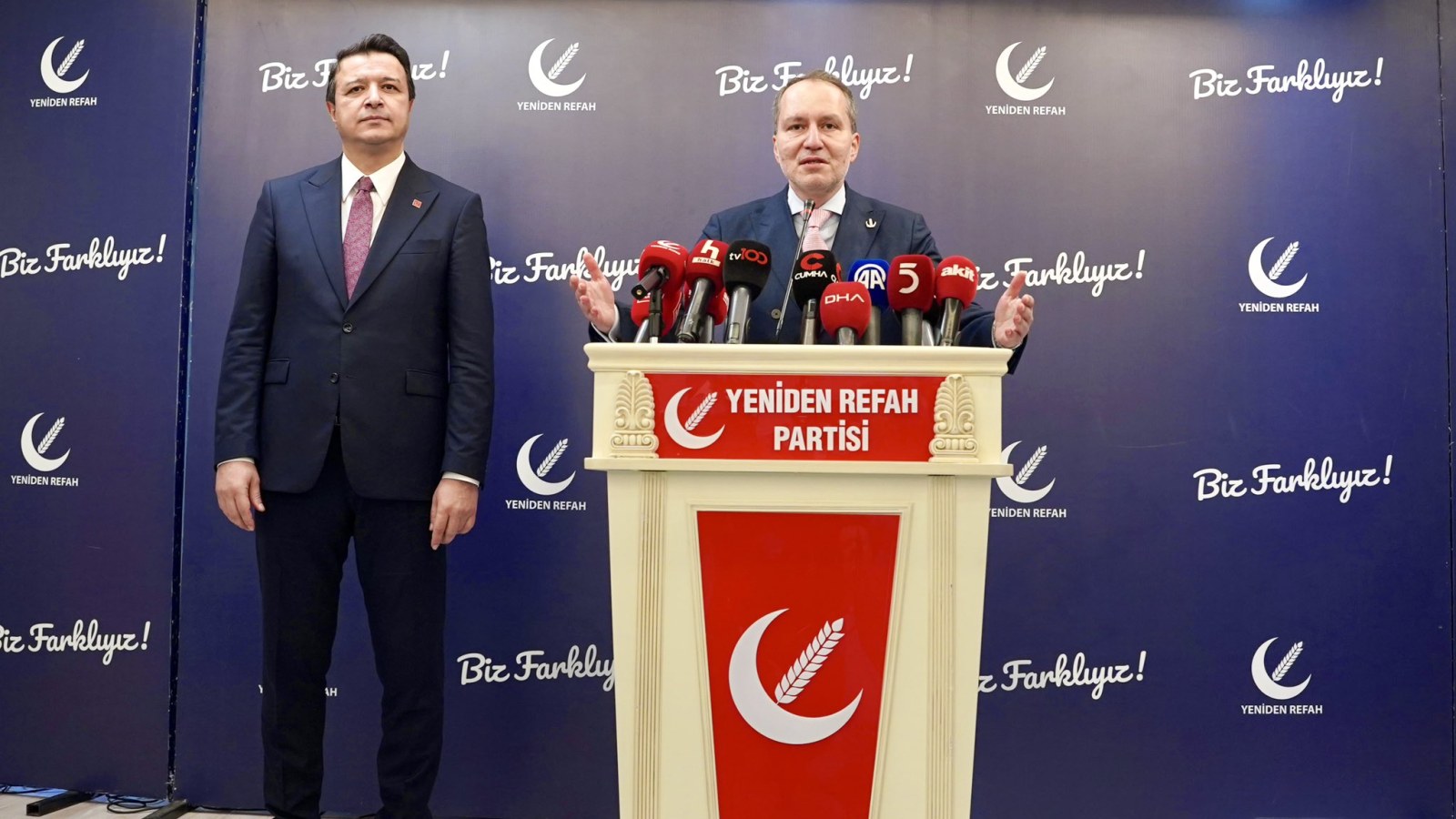 Yeniden Refah'tan 'Omurgasız Duruş' ve 'İntikam' Eleştirisi: Erbakan, AK Parti'ye Geçişleri Siyasi Şantaja Bağladı