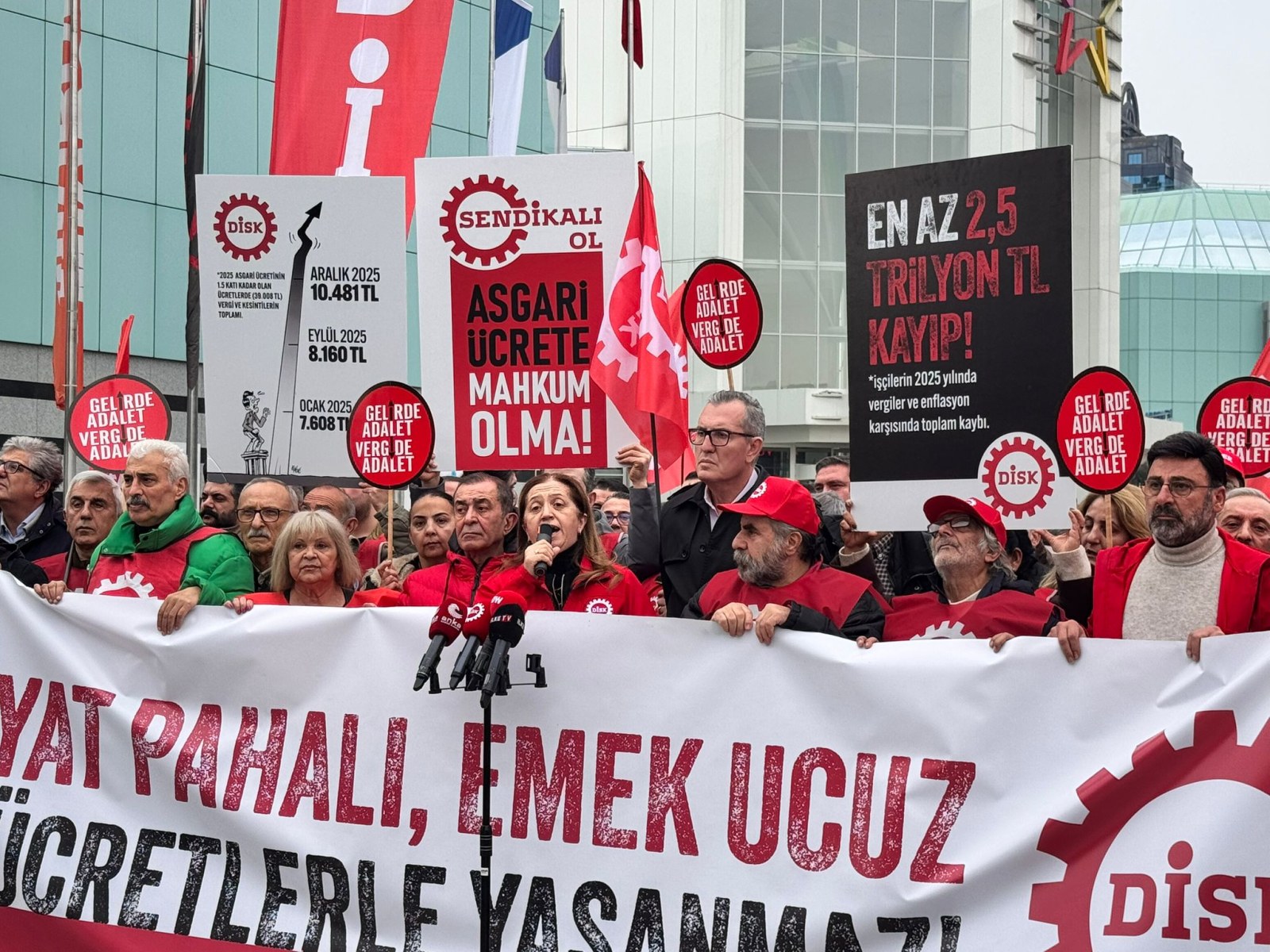 DİSK Genel Başkanı Arzu Çerkezoğlu, Ocak 2026 Ücret Kayıpları Raporu'nu Açıkladı : 'Bunun Adı Emek Hırsızlığıdır, Soygundur.'