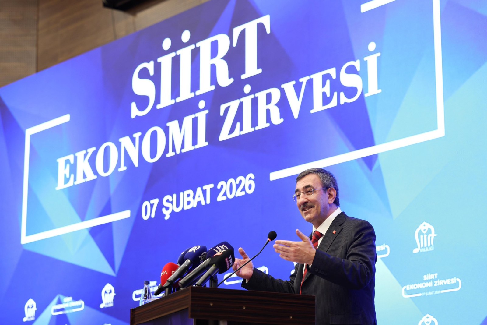 Yılmaz'dan Ekonomi ve Enflasyon Mücadelesinde Kritik Açıklamalar: 'Sıkı Politikalar Sürecek, Arz Yönlü Tedbirler Öncelikli'