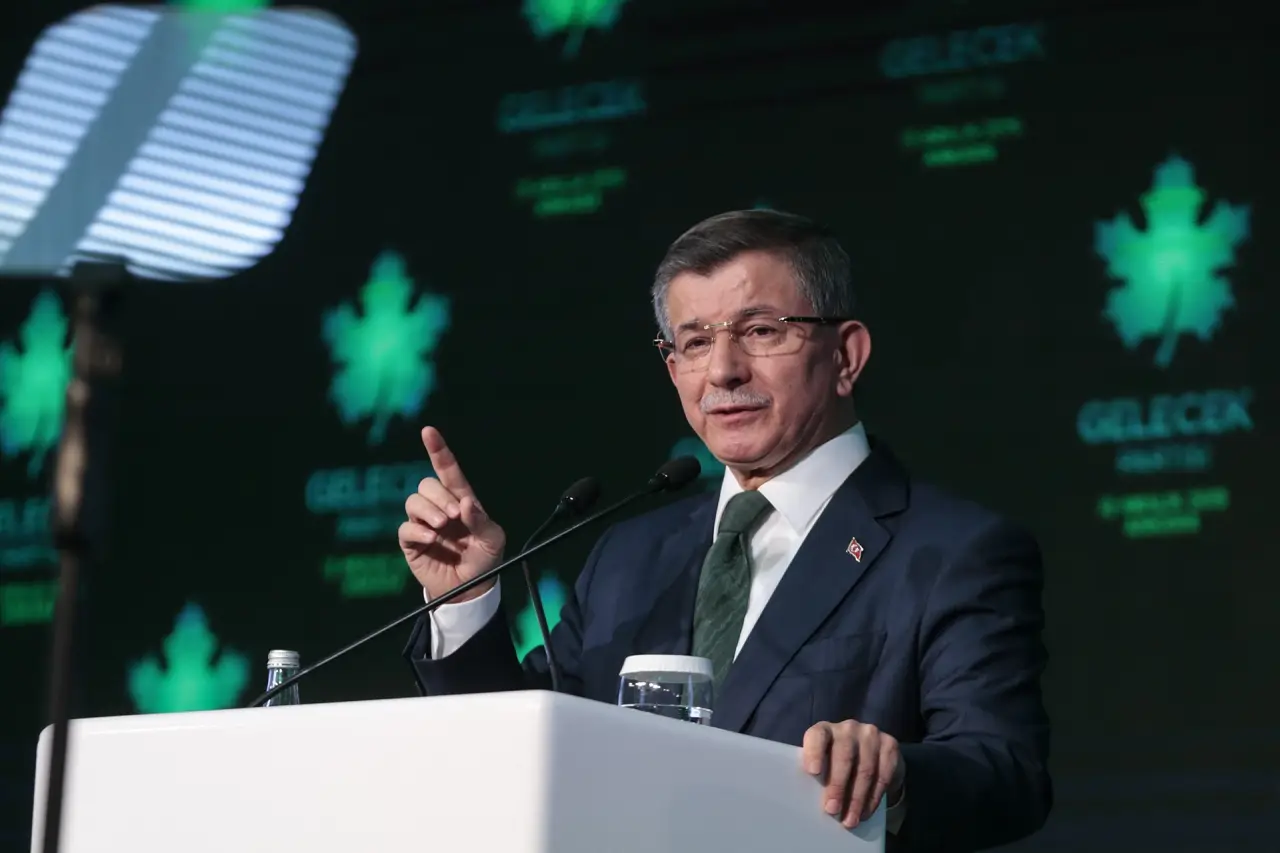 Davutoğlu: 'İktidar, Huckabee'nin Hezeyanlarına Sessiz Kaldı'