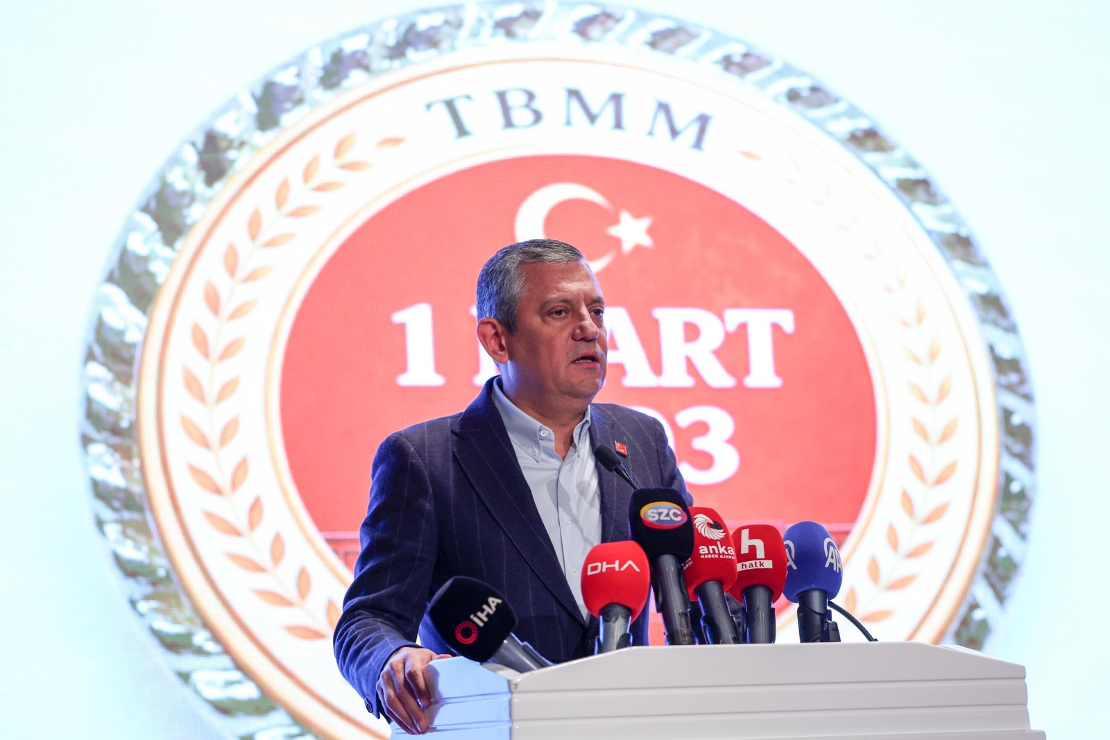 Özgür Özel'den Sert Çıkış: 'Tarihi Direniş Unutulmadı, Bugünün Tehlikesi Daha Büyük'